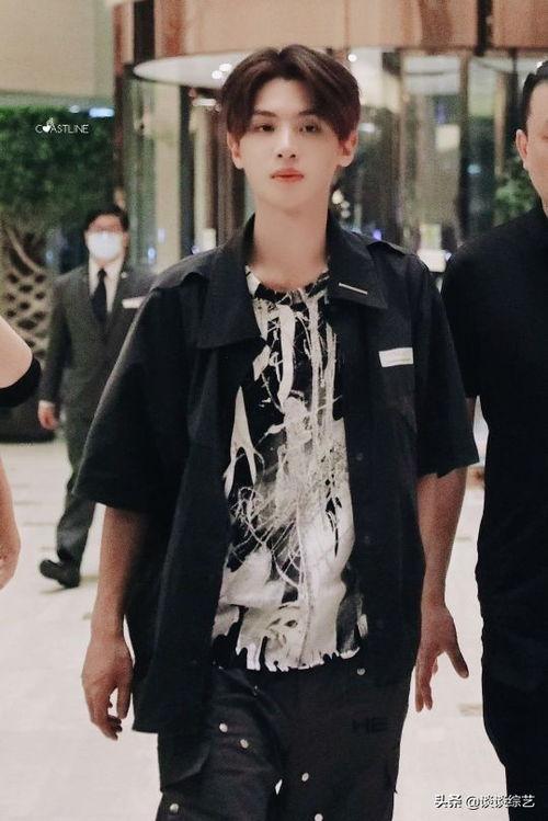 娱乐吃瓜社王源,娱乐圈的甜蜜瓜果，揭秘他的成长与蜕变